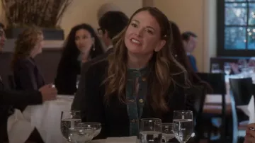 Louis Vuitton Stonewashed Denim Bi Material Vestido usado por Liza Miller (Sutton Foster) como se ve en Younger (S06E02)