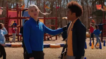 Sweat-shirt Fruit Of The Loom Sofspun Quarter-Zip porté par Lizzie Saltzman (Jenny Boyd) vu dans Legacies (S03E01)