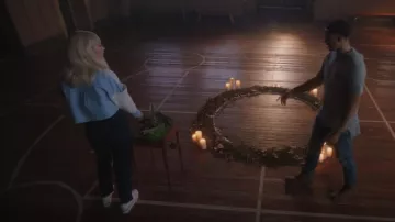 Puma Roma Amor Perf Sneaker usado por Lizzie Saltzman (Jenny Boyd) como se ve en Legacies (S03E02)