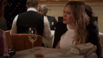 Valentino Medium Rockstud Matelassé Quilted Leather Crossbody Bag worn by Kelsey Peters (Hilary Duff) as seen in Younger (S06E02)