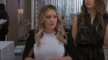 Chemisier cape bicolore Givenchy porté par Kelsey Peters (Hilary Duff) vu dans Younger (S06E02)
