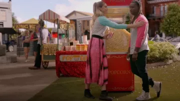 Vans Old Skool Sk8 High Sneakers usadas por Lizzie Saltzman (Jenny Boyd) como se ve en Legacies (S04E02)