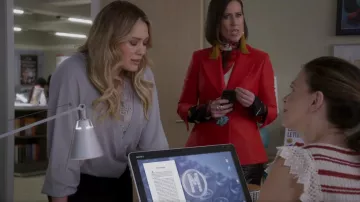Chloe Lace Trim Jumper usado por Kelsey Peters (Hilary Duff) como se ve en Younger (S06E06)