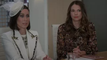 Chemisier brodé à imprimé floral Zara porté par Liza Miller (Sutton Foster) vu dans Younger (S06E07)