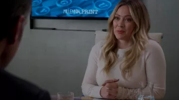 Jonathan Simkhai Lace Applique Crewneck Pullover Pull Sweater porté par Kelsey Peters (Hilary Duff) comme on le voit dans Younger (S06E07)