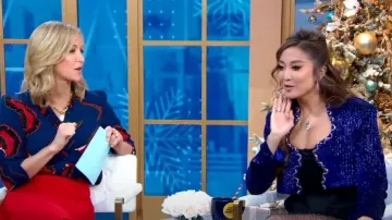 Raisa Vanessa Hand Made Crystal embelleled Silk Velvet Crop Jacket usada por Ashley Park como se ve en Good Morning America el 13 de diciembre de 2022