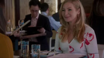 Robe en crêpe Ganni Harley portée par Pauline (Jennifer Westfeldt) vue dans Younger (S06E08)