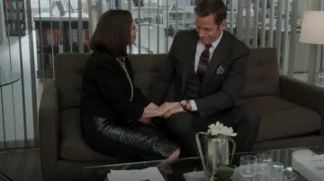 Tom Ford Crocodile Embossed Chantilly Lace Trim Falda usada por Diana Trout (Miriam Shor) como se ve en Younger (S06E08)