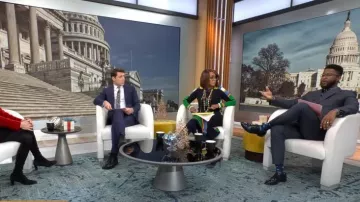 Victoria Beckham Jupe midi côtelée côtelée en mélange de coton portée par Gayle King comme vu dans CBS Mornings le 12 décembre 2022