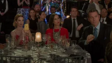 Calvin Klein 205W39NYC Robe Midi à manches cape en soie portée par Diana Trout (Miriam Shor) vue dans Younger (S06E08)