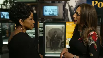 Robe fourreau imprimée rose cache portée par Michelle Miller comme vu dans CBS Mornings le 13 décembre 2022