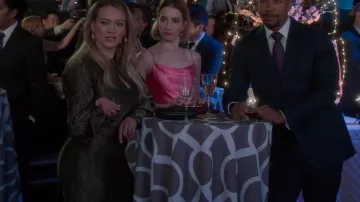 Mini vestido bordado Saint Laurent usado por Kelsey Peters (Hilary Duff) como se ve en Younger (S06E08)
