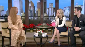 Zimmermann Metallic Dot Wrap Midi-Dress usado por Holly Robinson Peete como se ve en LIVE con Kelly y Ryan el 14 de diciembre de 2022
