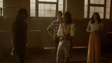 Mother Springy Ankle Jeans portés par Cleo Sowande (Omono Okojie) comme on le voit dans Legacies (S04E06)