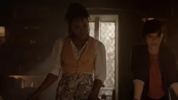Free People Izi Gilet porté par Cleo Sowande (Omono Okojie) comme on le voit dans Legacies (S04E06)