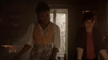 Free People Snow Drop Henley porté par Cleo Sowande (Omono Okojie) comme on le voit dans Legacies (S04E06)
