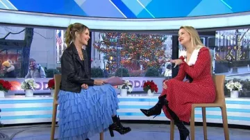 Alessandra Rich Robe midi en soie à pois à col surdimensionné portée par Kate Hudson comme on le voit dans Today on December 14, 2022