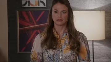 Derek Lam 10 Crosby Map Button Down Robe midi portée par Liza Miller (Sutton Foster) comme on le voit dans Younger (S06E09)