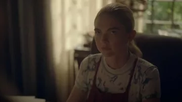BDG Katie Seamed Baby Tee porté par Lizzie Saltzman (Jenny Boyd) comme on le voit dans Legacies (S04E06)