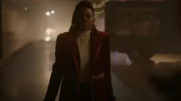 Veste en velours Omoone portée par Cleo Sowande (Omono Okojie) vue dans Legacies (S04E06)