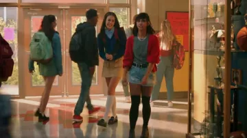 Urban Outfitters Turner Ribbed Button-Down Cardigan usado por Finch Tarrayo (Courtney Bandeko) como se ve en Legacies (S03E05)