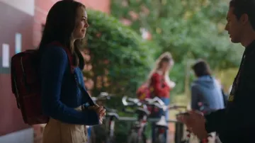 Modoker Vin­tage Lap­top Back­pack worn by Josie Saltzman (Kaylee Bryant) as seen in Legacies (S03E05)
