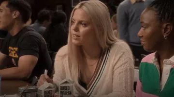 Veronica Beard Rory Suéter usado por Leighton Murray (Reneé Rapp) como se ve en The Sex Lives of College Girls (S02E09)