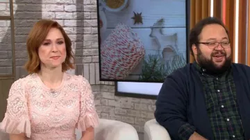 Robe Carmen à aiguilles et fils portée par Ellie Kemper vue dans CBS Mornings le 15 décembre 2022
