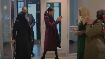 Manteau Daylina du Club Monaco porté par Meghan Markle vu dans Harry & Meghan (S01E04)