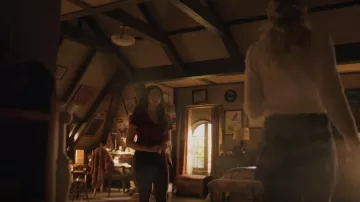 Rag & Bone La camiseta Vee usada por Hope Mikaelson (Danielle Rose Russell) como se ve en Legacies (S03E06)