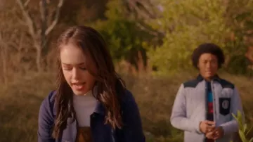 Modcloth Una gabardina de sujeto delicado usada por Josie Saltzman (Kaylee Bryant) como se ve en Legacies (S03E07)