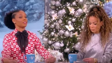 Blusa de seda Lisou Long Sleeve Fern Print usada por Amber Ruffin como se ve en The View el 15 de diciembre de 2022