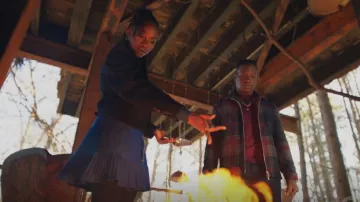 Reiss Clemmy Mini vestido de punto elástico usado por Cleo Sowande (Omono Okojie) como se ve en Legacies (S03E08)