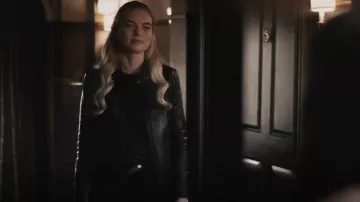Antonio Melani Rachel Stand Collar Manga Larga Cuero genuino Moto Statement Chaqueta usada por Lizzie Saltzman (Jenny Boyd) como se ve en Legacies (S04E10)