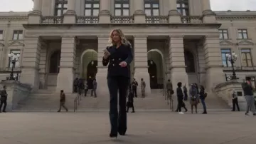 Derek Lam 10 Crosby Rodeo Blazer à double poitrine avec boutons de marin portés par Sharon Carter (Emily VanCamp) comme on le voit dans Le Faucon et le Soldat de l’hiver (S01E06)