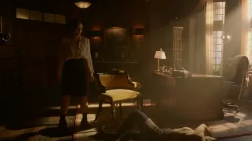 Steve Madden Botines de abordaje en cuero burdeos usados por Aurora de Martel (Rebecca Breeds) como se ve en Legacies (S04E11)