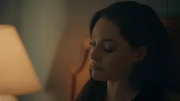 Boucles d’oreilles Claire Black Titanium Cubic Zirconia Rectangle Stud portées par Hope Mikaelson (Danielle Rose Russell) comme on le voit dans Legacies (S04E12)