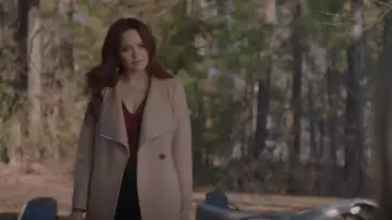 Abrigo rosa de Ted Baker usado por Aurora de Martel (Rebecca Breeds) como se ve en Legacies (S04E13)