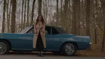 Steve Madden Tryout Chain Booties usados por Aurora de Martel (Rebecca Breeds) como se ve en Legacies (S04E13)