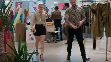 Chemisier en organza Zara avec cravate porté par Shelly vu dans Younger (S06E10)