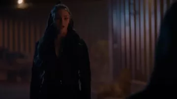 DL1961 Veste en velours Clyde portée par Hope Mikaelson (Danielle Rose Russell) comme on le voit dans Legacies (S04E13)