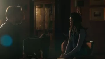 Bcbgmaxazria Tie-Neck Sleeveless Sweater usado por Josie Saltzman (Kaylee Bryant) como se ve en Legacies (S03E08)