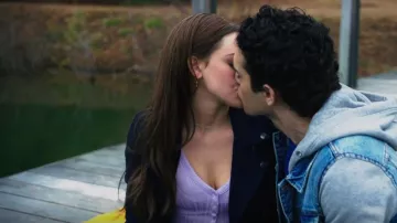 H&M Cardigan ajustado en lila usado por Josie Saltzman (Kaylee Bryant) como se ve en Legacies (S03E08)