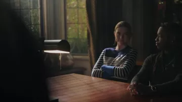 Suéter a rayas Rag & Bone Marissa usado por Lizzie Saltzman (Jenny Boyd) como se ve en Legacies (S03E09)