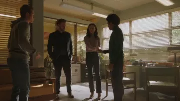 Aeropostale Cable Knit Mock-Neck Sweater usado por Josie Saltzman (Kaylee Bryant) como se ve en Legacies (S03E09)