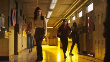 Botas con cordones para todo clima usadas por Josie Saltzman (Kaylee Bryant) como se ve en Legacies (S03E10)