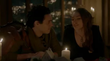 Ayala Bar Silver Odyssey Amapola Collar usado por Hope Mikaelson (Danielle Rose Russell) como se ve en Legacies (S03E11)