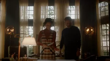 Miss Selfridge Vestido de Pinny a cuadros usado por Josie Saltzman (Kaylee Bryant) como se ve en Legacies (S03E12)