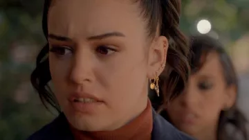 Gorjana Jewelry Ana Coin Huggies usados por Josie Saltzman (Kaylee Bryant) como se ve en Legacies (S03E12)