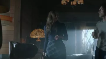 Forever 21 Surplice Lace Trim Top usado por Hope Mikaelson (Danielle Rose Russell) como se ve en Legacies (S03E13)